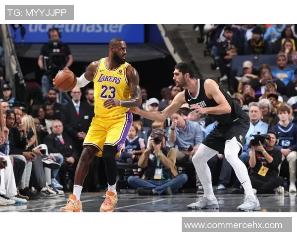 湖人击败勇士，取得五连胜，詹姆斯砍下三双表现引爆全场