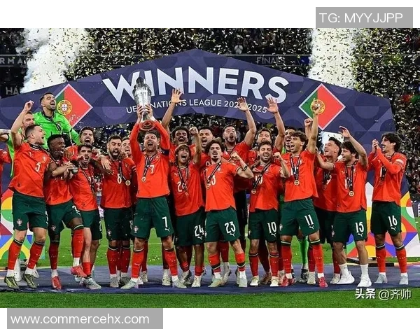 西班牙队历史性捧起欧国联冠军奖杯,球迷激动狂欢现场沸腾 西班牙队历史性捧起欧国联冠军奖杯,球迷激动狂欢现场沸腾